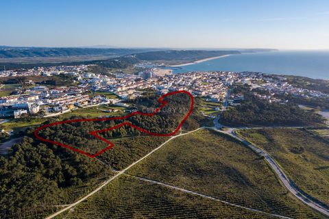 Start by informing that you are facing the last large piece of land with the capacity to build this dimension, in Sitio da Nazaré with a view over the sea of Praia do Norte. This land is located in the area of Sitio da Nazaré and has about 47,400 m2,...