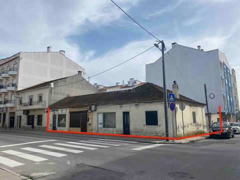 Opportunity to acquire a 3 bedroom house with two commercial spaces, to be renovated, located on Rua Luis de Camões in the center of Pinhal Novo, just 500m from the train station. Integrated into a plot of land with a corner of 337sqm, and a built co...