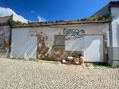 House in Ruin | T3 to Recover | Historic centre of Loulé House in Ruin with project in the chamber for the construction of a house with 3 bedrooms, 2 floors, with a total construction area of 211 m2, 3 bathrooms and 1 toilet, uncovered terraces and 1...