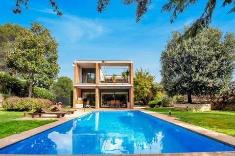 This spectacular 5-bedroom, 3-bathroom house, spanning 421m2, offers the comfort and elegance your family deserves. With an exquisitely designed garden that includes a sparkling pool and a cozy terrace, each day will be an experience of tranquility a...