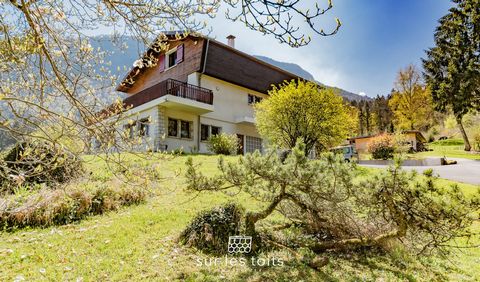 The agency offers you exclusively 'L'insuspectnable', beautiful 8-room house located in Saint-Jorioz, in a peaceful and green environment, on the edge of the forest. Built on a plot of 2000m2, this house of more than 400m2 of useful surface offers a ...