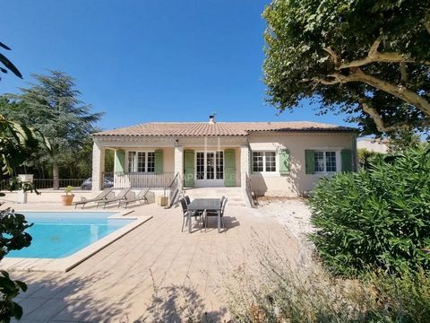 At the end of a cul-de-sac in total calm, on a plot of more than 1000m2 enclosed, in the middle of which sits a magnificent plane tree, come and discover this pretty house from the 60s completely renovated this year in a current style, with beautiful...