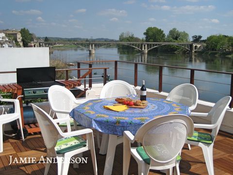Situated on the banks of the Dordogne with two terraces offering magnificent views over the river, while being within walking distance of all that Castillon La Bataille has to offer including the direct train to Bordeaux, this property is an absolute...