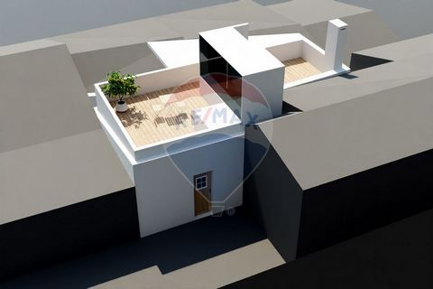 Description 2 bedroom house to rebuild. CH Arraiolos Just a 2-minute walk from the medieval castle, or the town's central square, this is an opportunity to acquire a refuge in the Alentejo. Property with approved projects (Architecture + Specialties)...