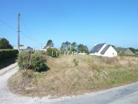 Demeures du Littoral offers you a sea-view building plot. The sandy beach and the sea are less than 300 meters away, with a magnificent building plot totaling 1382m². Water connection already established, with electricity and ADSL connectivity nearby...