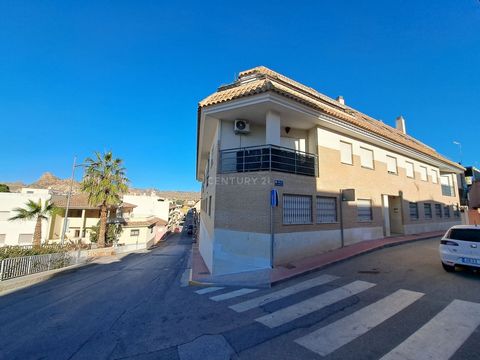 Century21 Now III verkoopt: Ruim appartement aan de buitenkant gelegen aan de straat Lorca de Archena. Het huis is verdeeld over 110 meter in drie slaapkamers, met inbouwkasten, twee badkamers, een grote woonkamer met uitzicht op twee straten, een ke...