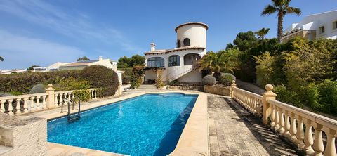 Villa de style traditionnel, sur deux étages, orientée plein sud et avec vue dégagée depuis l’étage supérieur. Dans un endroit très calme, dans un petit quartier résidentiel moderne et prestigieux de Mar Azul, Javea, bénéficiant de tous les services ...