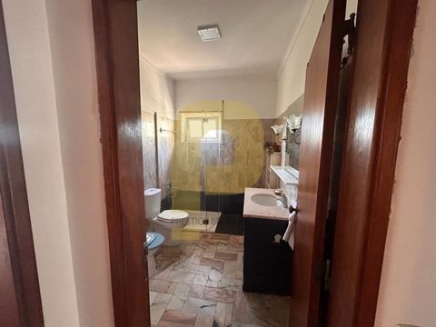 Spacious apartment in the center of Setúbal. Good construction with the best quality finishes. In excellent condition. With excellent views of the Sado River and the sea. It is close to the shopping area, the characteristic fish market of Setúbal, an...