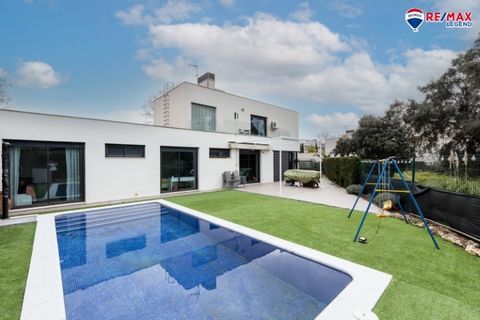Welcome to this magnificent property located in the exclusive Urbanization of La Dehesa in Valdecabañas, Boadilla del Monte! The urbanization has 24-hour security, this modern and current two-storey villa offers a serene and luxurious living experien...