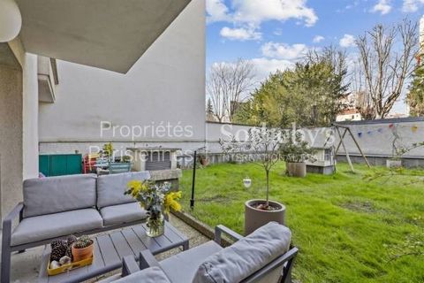 Exceptional garden level in a quiet street in Vincennes. This 52 sqm (51.71 m2 Carrez Law) apartment benefits from exclusive and private use of a 120 sqm rare and magnificent garden, facing west. The apartment is composed as follows: an entrance, a l...