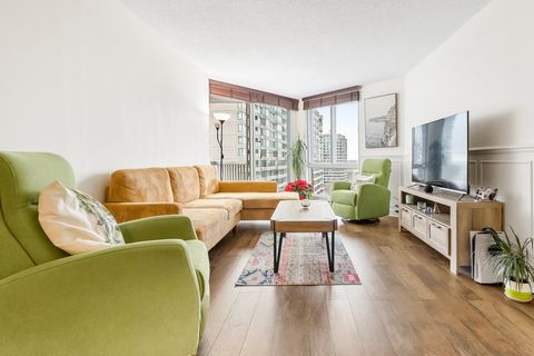 WELCOME TO JARDIN DE L'ARCHIPEL: This wonderful condo is situated on the 10th-floor which includes 2 bedrooms, 2 bathrooms, indoor parking and storage space. The building offers many amenities such as a concierge service, indoor pool, sauna, Jacuzzi,...