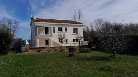 For sale near the beaches of St Jean de Monts, beautiful house well exposed comprising: entrance, living room with fireplace giving access to a balcony, fitted and equipped kitchen opening onto small veranda, hallway, toilet, new shower room, 3 brigh...