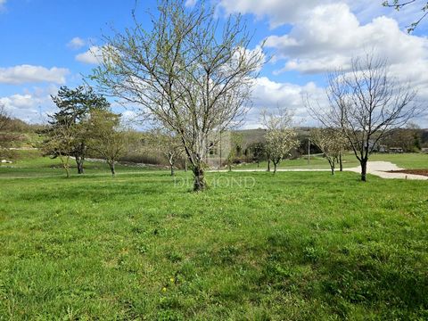 Location: Istarska županija, Poreč, Poreč. Poreč-Gebiet, Bauland ideal zum Leben an einem ruhigen Ort! Dieses fantastische Baugrundstück steht an einem ruhigen Ort, nur 15 Autominuten von der Stadt Poreč und ihren Stränden entfernt, zum Verkauf. Aufg...