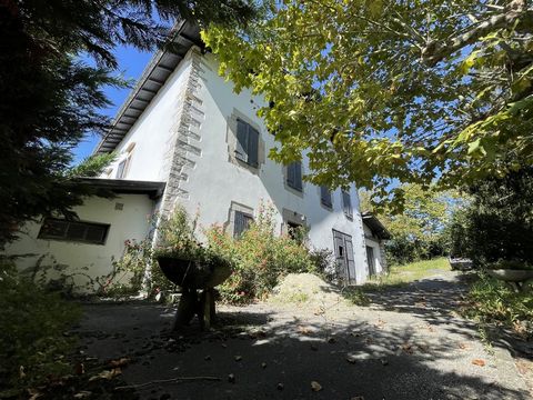 In the town of St Jean-de-Luz, chantaco district. Close to shops, schools and the city center less than 10 minutes by car. In a magnificent late 18th century Basque farm divided into a small condominium of 6 lots, find this beautiful 80 m² plateau (d...