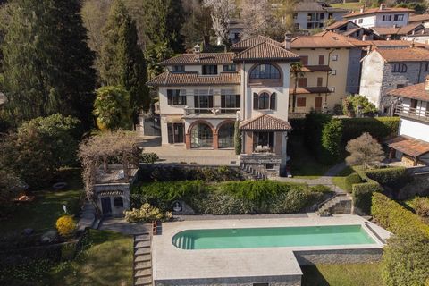 Luxuriöse Jugendstilvilla in den Hügeln des Lago Maggiore. Die historische Villa ist von einem 10.000 qm großen Park mit Schwimmbad und einem Nebengebäude umgeben. Vom Anwesen aus hat man einen wunderschönen Blick auf den See und die Berge. Das Herre...