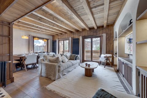 Discover the magnificent renovation of this 108 m2 apartment, which sleeps 8 in the prestigious resort of Val D'Isère. Featuring a refined, authentic decor, this bright apartment comprises a beautiful entrance hall, a fitted kitchen opening onto the ...