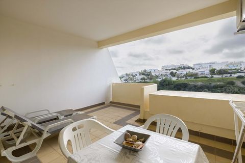Utmärkt studiolägenhet, belägen i Magnólia-komplexet i Porto de Mós. Privat yta: 51,17 m2. Terrassyta: 17.53m2. Byggår: 1995. Lägenheten består av ett utrustat kök, badrum med badkar och ett mycket ljust, stort vardagsrum/sovrum med utgång till en ge...