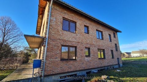 Wij presenteren te koop een vrijstaand huis gelegen op een perceel van 28 are, gelegen in Brodziszów, een dorp op ongeveer 10 km van Ząbkowice Śląskie. De woning heeft een oppervlakte van 305,8 m² en bestaat uit: - Kelders en bijkeukens met een opper...