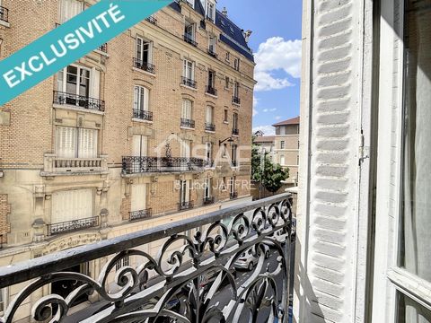 In a beautiful Haussmann-style freestone building built in 1907, luxury 3-room apartment, crossing, on the 2nd floor with elevator. Quiet on rue de Varize with little traffic. Composition: entrance, double living room, a separate equipped kitchen, a ...