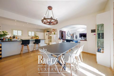 Nice villa located in a quiet area of Biot. Renovated in 2017, with 283 sqm you will find a living room, four bedrooms and three bathrooms, a fully-equipped gym, a cinema room and a recording studio. The villa is set on a 1,486 m2 garden with a shed,...