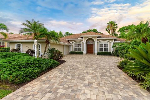 Welcome to the gorgeous Lakewood Ranch Country Club, your haven for luxury living in sunny Florida! This beautiful custom-built home from famous and reputable builder John Cannon has a convenient open floor plan with 3 split bedrooms, 3 full bathroom...