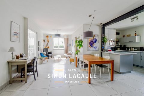 In Tournefeuille, at the bottom of La Paderne, I invite you to discover this family home nestled in an exceptional location in the quiet of a dead end and close to amenities (crèche, schools, shops, L3) The day area, bathed in light with its triple e...