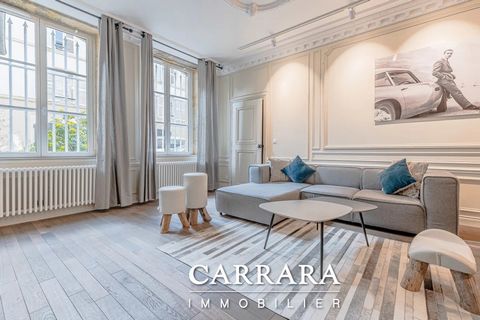 On the ground floor of a listed building, beautiful old apartment completely renovated with care, relying on high-end materials, mixing the charm of the old with the comfort of a contemporary apartment. It is located in the centre of the city on a qu...