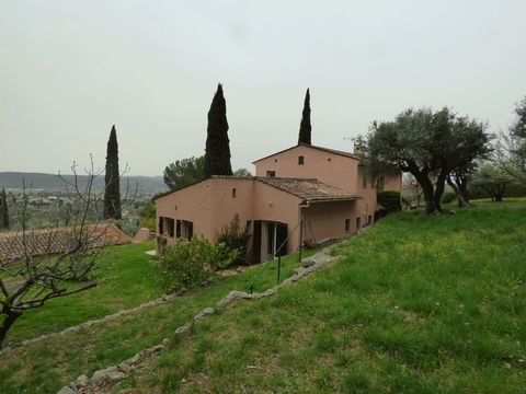 Situated on a beautiful plot pf 3975 m2, planted with olive trees and benefitting from a beautiful view, the house has about 165m2 of living space. Inside the property has a welcoming entrance hall, fitted kitchen opening onto a covered terrace, livi...