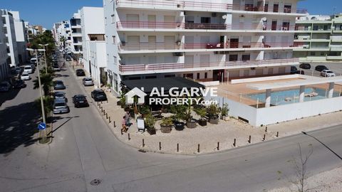 Espaço comercial localizado a apenas 50 metros da praia de Quarteira, no Algarve, à venda sem mobília ou equipamentos, mas inclui uma vaga de estacionamento e uma casa de banho. Com 128 m2 de área de construção. Possui contrato de arrendamento vigent...