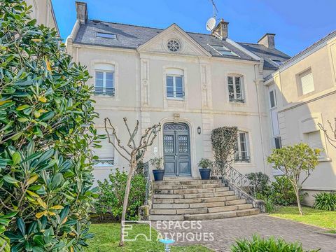 In the emblematic area of Pornichet: The Pointe du Bec and in an elegant condominium dating from 1880 facing the sea, this magnificent duplex of 102 m2 carrez (127.99 m2 of living space on the ground) invites you to contemplate. This apartment offers...