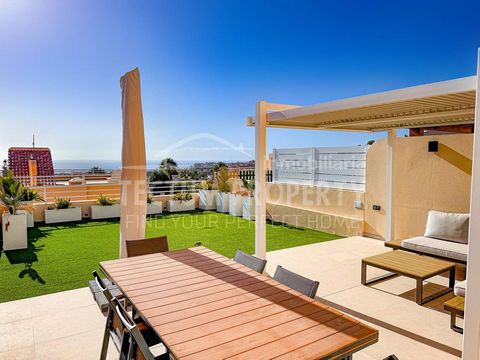 Modern townhouse with sea views in Costa Adeje, Madroñal. The house has 140 m2 built and consists of 4 bedrooms, 2 bathrooms, 1 toilet, a spacious and bright living room with an American kitchen equipped with high quality appliances, a large 90 m2 te...