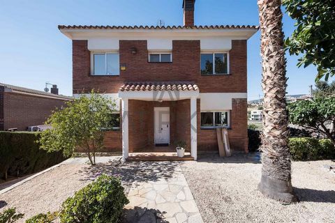 Four-sided house for sale with 282m2 built on a plot of 563m2 that includes a spacious private garden with fruit trees, located in the renowned area of La Vinya de Teià. The property is distributed over three levels. On the first floor, there is a sp...