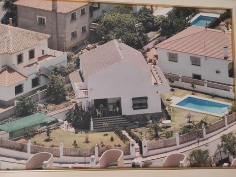52 - HOUSE FOR SALE IN ALHAURIN DE LA TORRE THE COVER PHOTO IS YOUR INITIAL STATE! With an unbeatable location, it sells spacious villa that until recently functioned as a nursery; close to all amenities: schools, sports club, supermarkets, etc. 15 m...