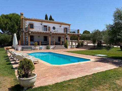 Villa Mora is a beautiful property located just 5 minutes from Ronda. With a charming design and prime location, this villa offers a tranquil and picturesque setting to enjoy country living. The house has 192m2 on 2 floors, distributed in 5 large roo...