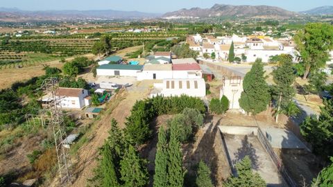 Spectacular Finca in Cártama, ideal for tourist projects, B&B, rural accommodation, Restaurant, etc. It has a livestock license and stables. It is made up of 5 buildings: Building 1: - House with living room, 2 bedrooms and 1 bathroom on the ground f...