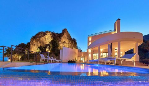 Welcome to this architectural masterpiece. Perched up onto an elevated plot nestled into the hills of the urbanization of La Capellania this villa has some of the most spectacular uninterrupted views of the coastline. The villa is distributed over 3 ...