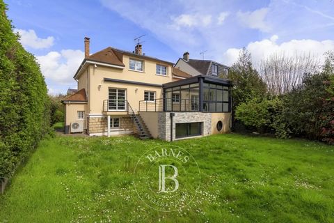 Barnes is listing this large 241m² (2,594 sq ft) fully renovated family house set on a 650m² (6,997 sq ft) plot in quiet surroundings yet close to shops and schools. Laid out as follows: - Garden level: Entrance hall with storage space, 45m² (484 sq ...