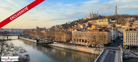 VERY RARE ! On the banks of the Saône,, a very beautiful apartment / exceptional pied-à-terre in perfect condition, on the top floor with elevator, with a magnificent view of the Basilica of Fourvière and the Saone. Located in a very good standard bu...