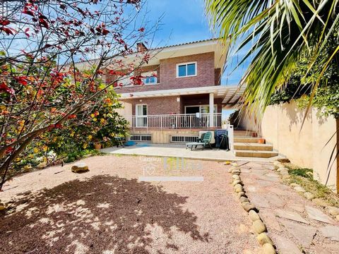 SEMI-DETACHED HOUSE OF 300M2 IN LA ALMAJADA MUTXAMELThis semi-detached house of 300m2 with 4 bedrooms and 3 bathrooms is located in the Almajada-Ravel urbanization of Mutxamel, offering an ideal combination of space, natural light, and urban amenitie...