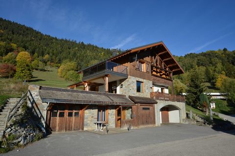 Close to 3 Valleys. Wonderful unobstructed views of the 3 Valleys for this beautiful chalet located about 15 minutes from Bozel and about 30 minutes from the ski slopes of Courchevel. Built on a plot of approximately 1000m2 in the late 1980s, but rec...