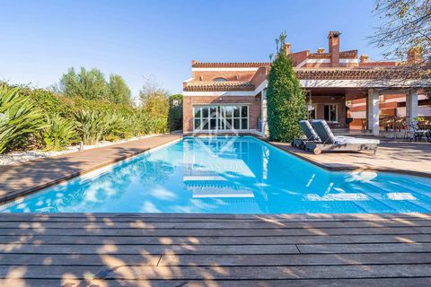 A luxurious property of more than 800 m2, with all the details of a premium villa , including an indoor pool and wine cellar, located in the heart of the quietest residential area of Cambrils but a few minutes from all amenities such as shops, superm...