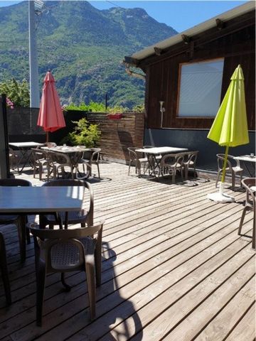 Pizzeria in the heart of the Maurienne, close to the train station, offering an ideal location to attract locals, tourists, at the foot of the passes and ski resorts. This pizzeria also offers takeaway pizzas with a capacity of 18 covers and a welcom...