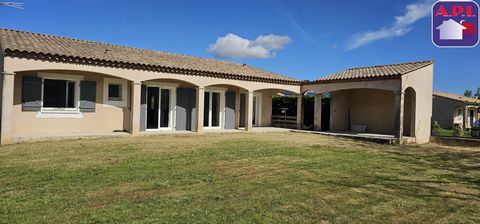T5 ONE-STORY HOUSE Come and discover this pretty house of approximately 106m² in a quiet area in Saverdun which benefits from a large, very bright living room with fitted kitchen, opening onto a covered terrace. It has 4 bedrooms with dressing room, ...