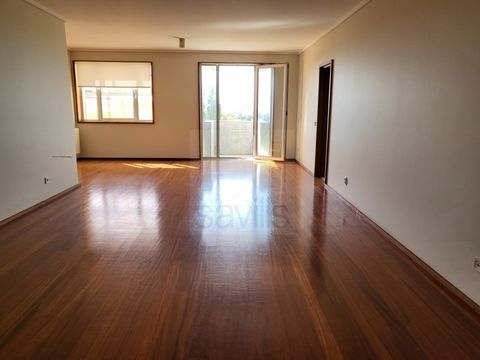 4-bedr. flat with sea views, for rent. Gross private area: 195m2 Gross dependent area: 49m2 Located in one of Porto's noblest neighbourhoods, Aviz. With two fronts, South/West, the property has a large entrance hall, four bedrooms, two of which are e...