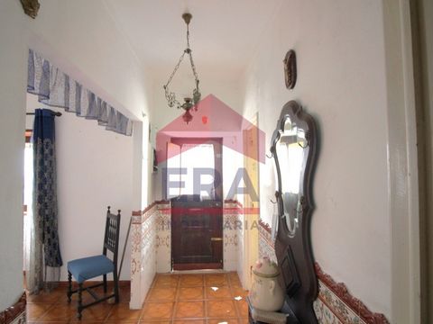 2 Bedroom house in São Bernardino - Peniche. For renovation. With garage and backyard. Attic of 60 sq.M. Inserted in a 190 sq.M plot. 950 Meters from the beach. *The information provided is for information purposes only, not binding, and does not exe...