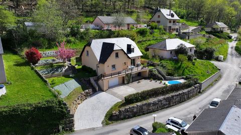 In a peaceful village, 8 minutes from Conques en Rouergue, a picturesque village listed as a UNESCO world heritage site, an essential stopover on the pilgrimage to Santiago de Compostela, come and discover this house of approximately 196 m² on land o...