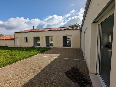 Barn completely renovated with an extension, combining old Charentais and modern. It is on one level and has a living area of approximately 172 m2 on land of approximately 830 m2. Located in SAINTES (17) in a pleasant area 5 minutes from the city cen...