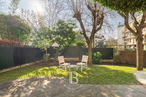 153m² (1,647 sq ft) garden-level apartment to renovate, offering a surface area of 115m² (1,238 sq ft) in the residential Saint James district. The apartment comprises an entrance hall, double-sized living room with four windows overlooking a garden,...