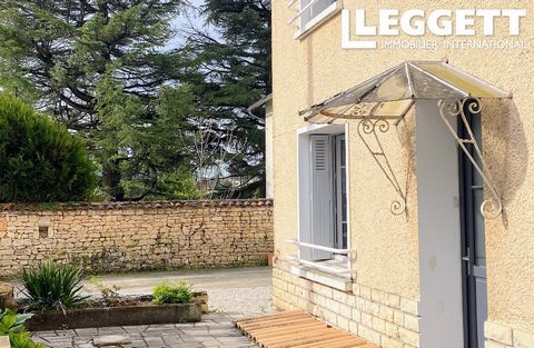 112934CGL16 - Ideally located in a pretty Charente village, this 113 m² town house still has great potential for outdoor development with its large courtyard. Its 3 bedrooms and study, its tadelak walls and its proximity to shops, bus routes, pharmac...