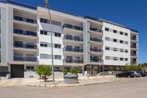 Description T3 + 1 Duplex in the center of Montijo! This spacious apartment, with excellent construction quality and finishes, consists of a living room that extends to a terrace with barbecue. The kitchen is fully equipped from the AEG brand. The su...
